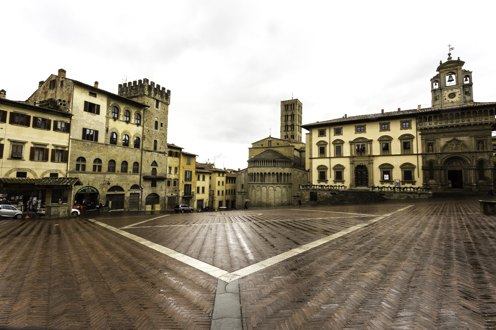 Panoramica_di_Piazza_Grande_Arezzo.jpg